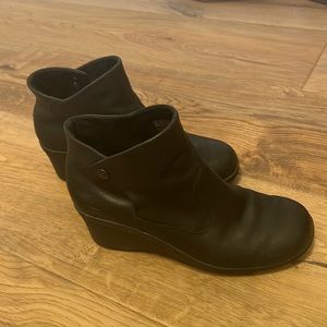 Keen black ankle boots